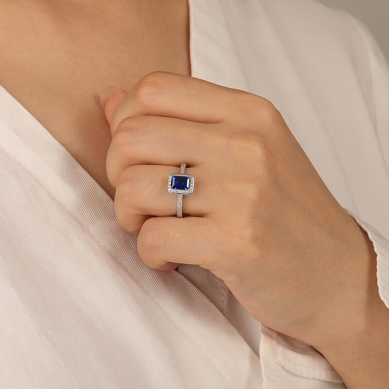 "Leidenschaftliches Flüstern" Smaragd-Schliff Halo-Verlobungsring