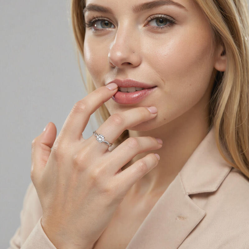 "Von Zärtlichkeit Erfüllt" 2 Karat Rund-Schliff Seitenstein-Verlobungsring