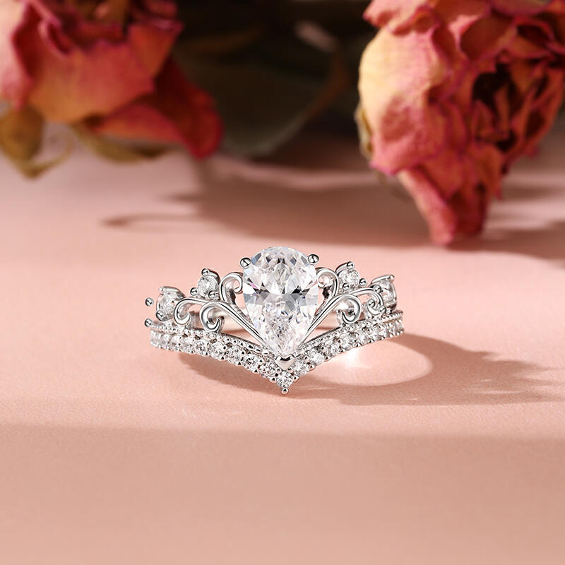 Jeulia Anillo de Plata de Ley con Corte de Pera y Diseño de Corona