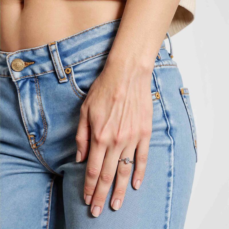 "Meine ganze Welt" 0,8ct Langkissen-Schliff Solitär Verlobungsring