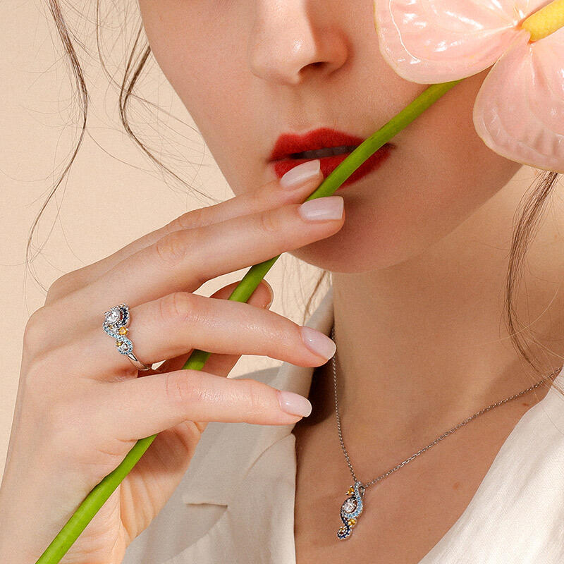 جوليا قلادة قطع دائري من الفضة الإسترليني "ليلة النجوم"