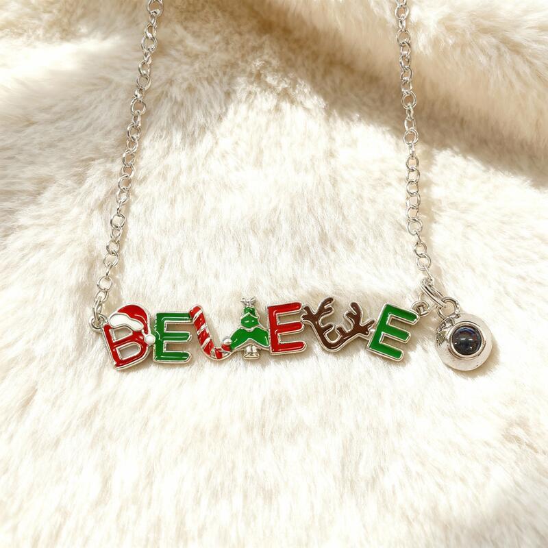 Personligt halsband med bokstavsprojektionsbild som julklapp till henne