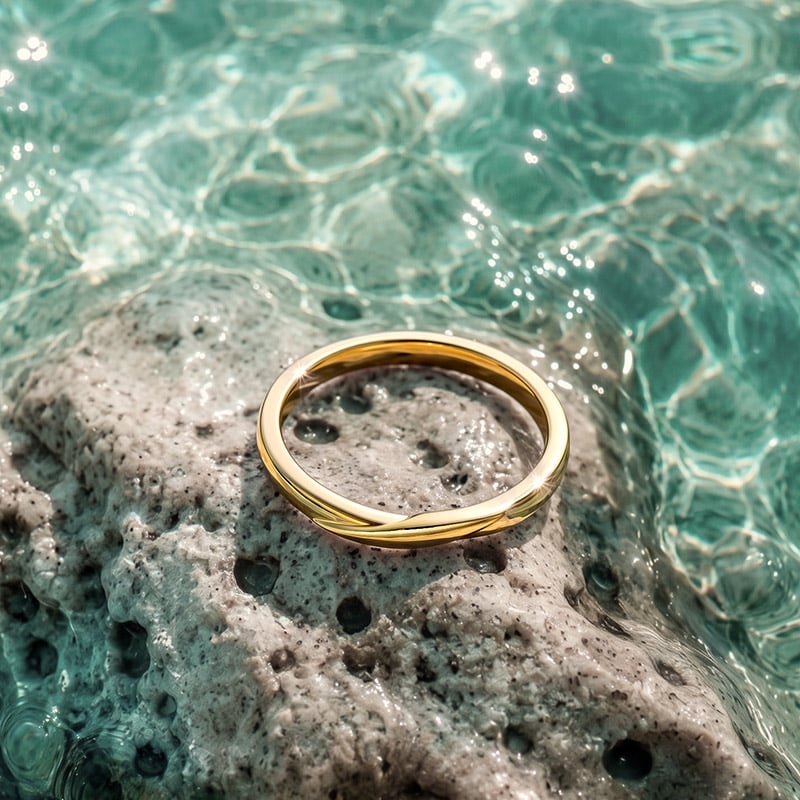 Et maison Gold Crossover Plain Wedding Band for Men