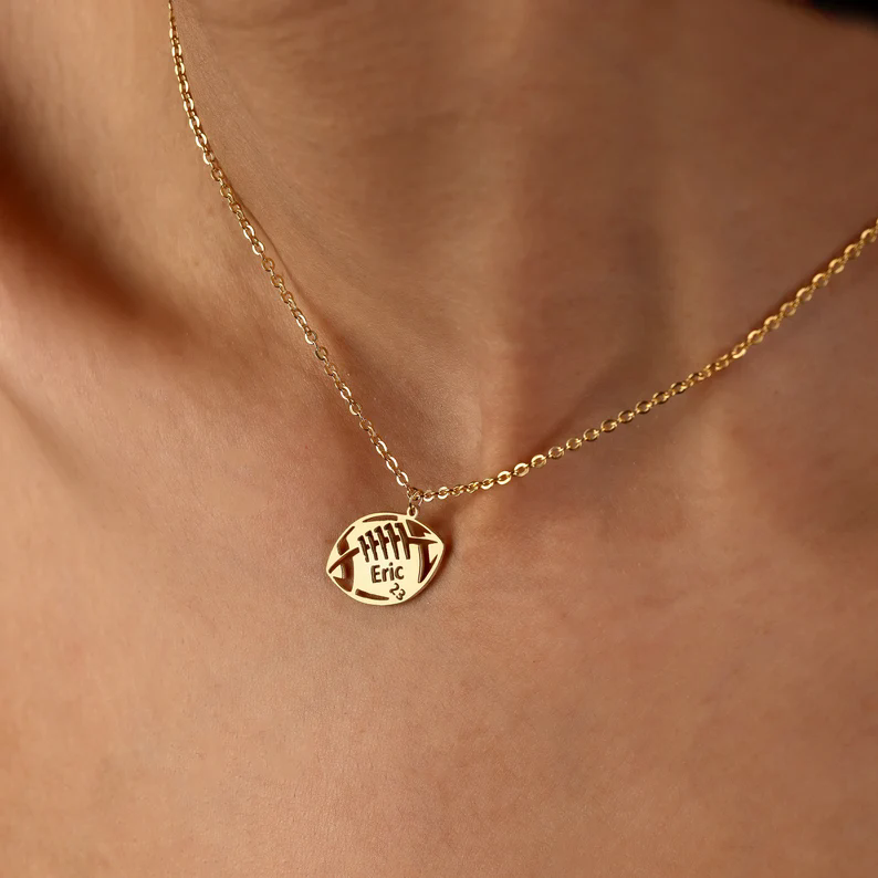 Collar de fútbol personalizado con nombre y número. Regalo para amantes del deporte.