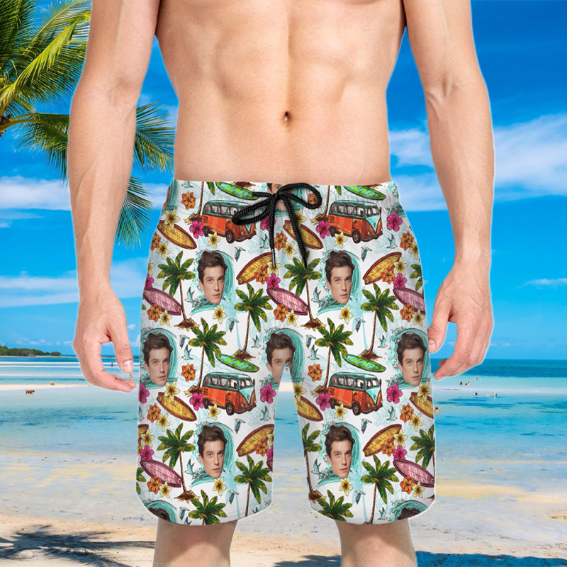 Gepersonaliseerde strandshort voor heren met tourbuspatroon het beste cadeau voor een vriend