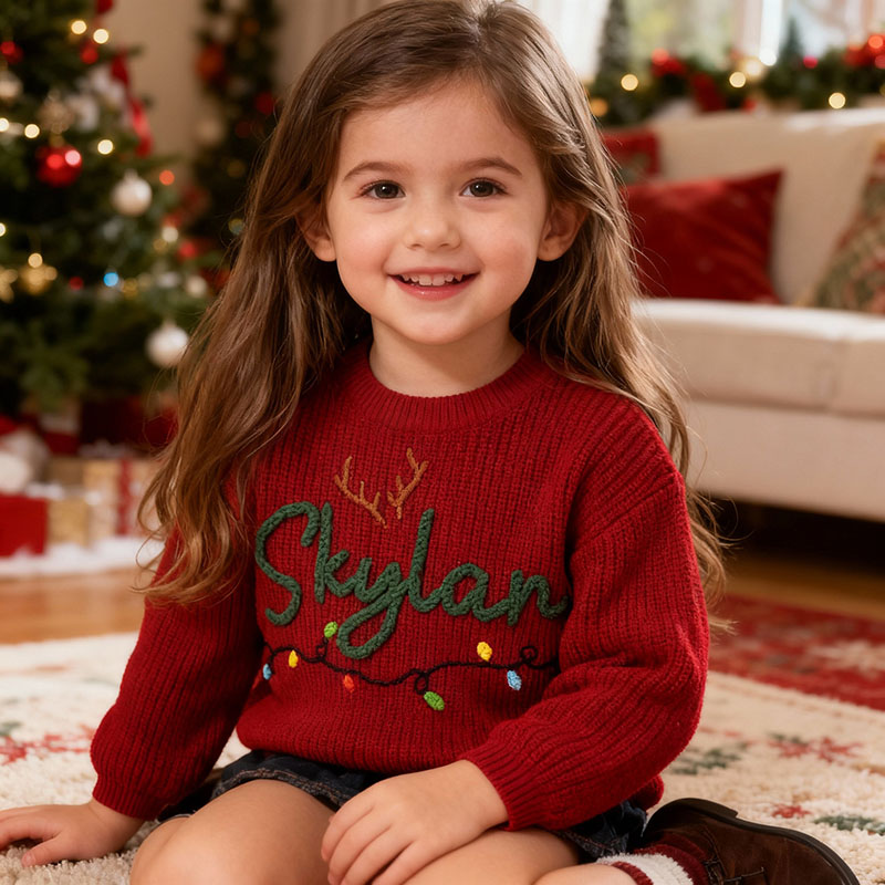 Suéter personalizado con nombre y estampado de bombillas, hecho a mano. Hermoso regalo para Navidad.