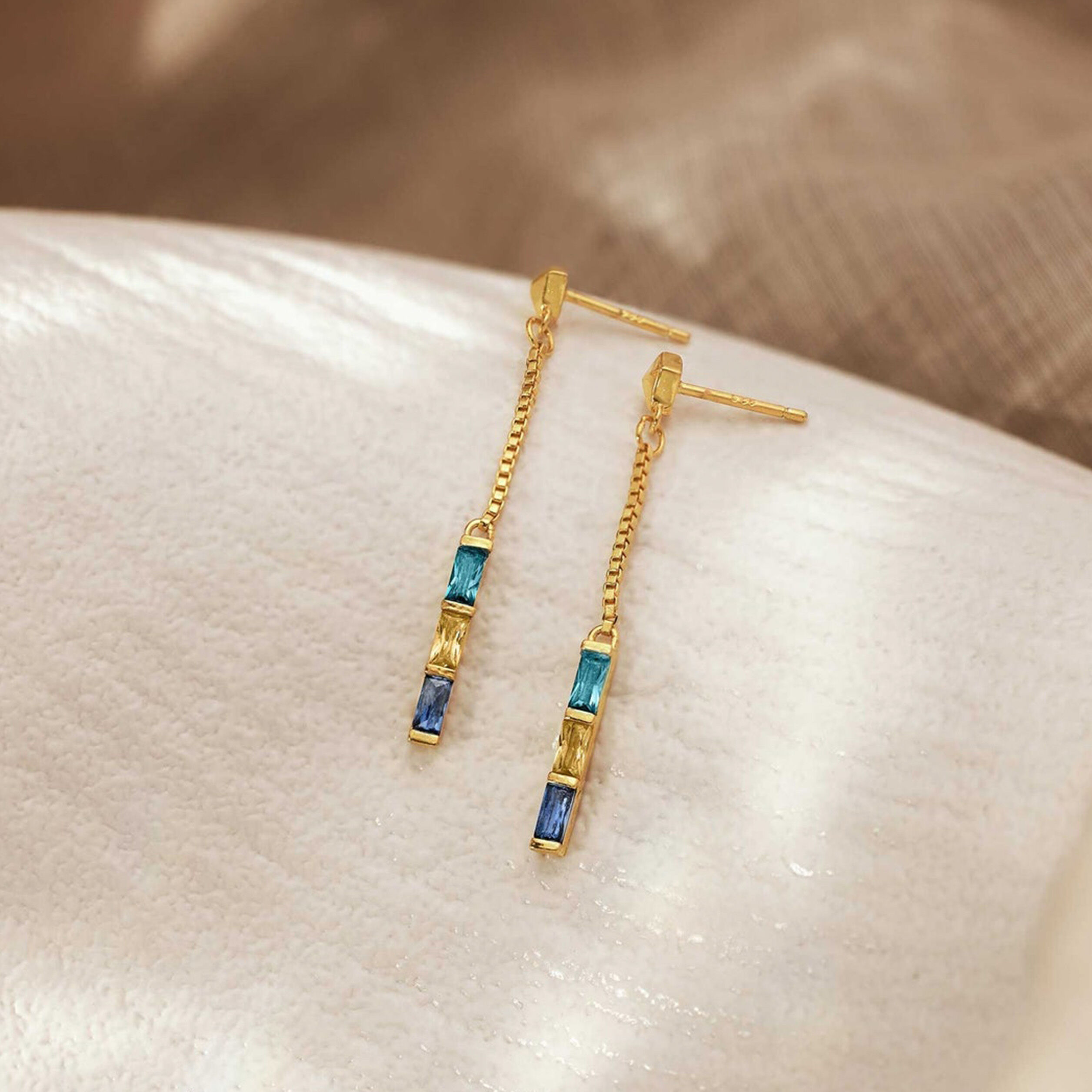 Personalizowane kolczyki z kamieniami szlachetnymi to wspaniały prezent na Dzień Matki