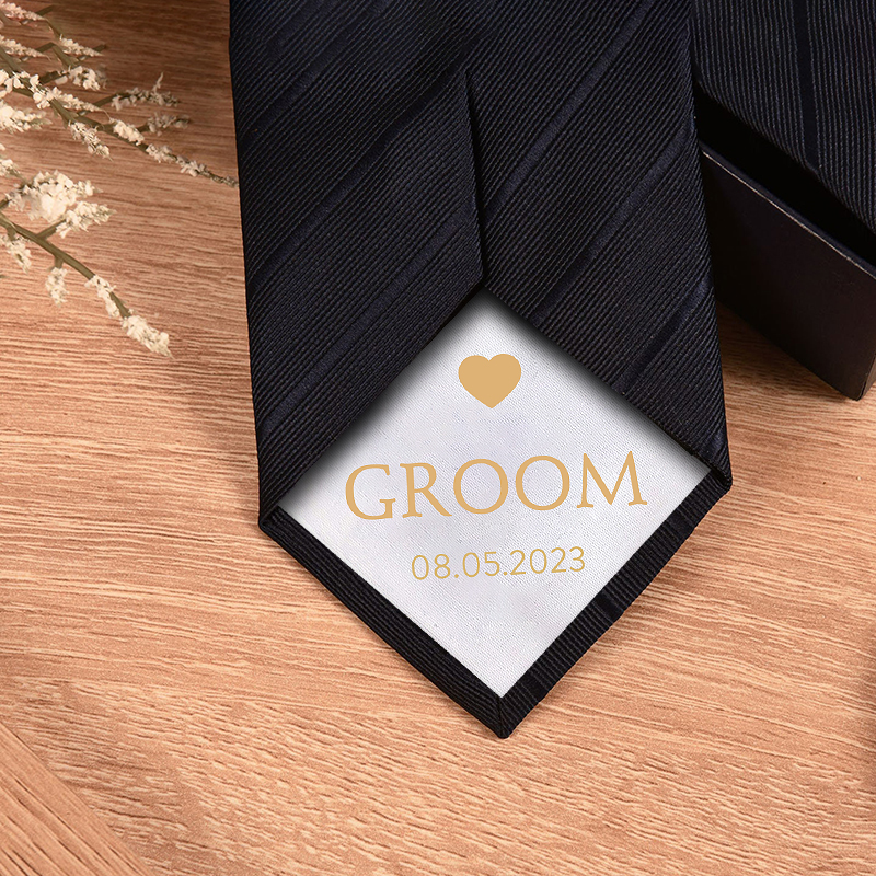 Corbata personalizada con fecha y estampado de corazón. El mejor regalo para el novio.