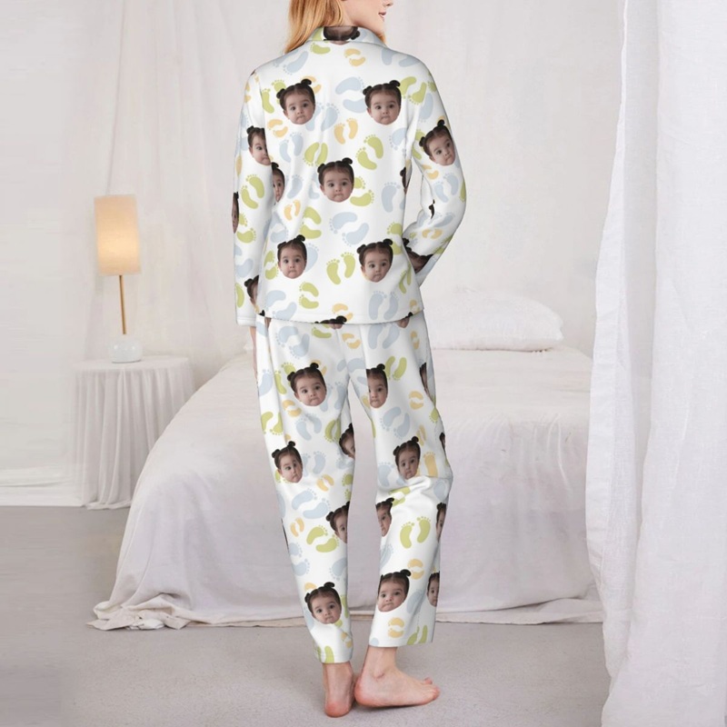 Personalisierte Pyjamas mit individuellem Kindergesicht und niedlichem Fußabdruck-Design perfektes Geschenk für Mama und Familie