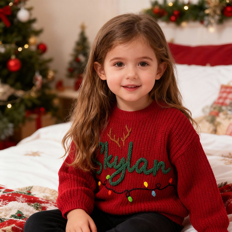 Suéter personalizado con nombre y estampado de bombillas, hecho a mano. Hermoso regalo para Navidad.