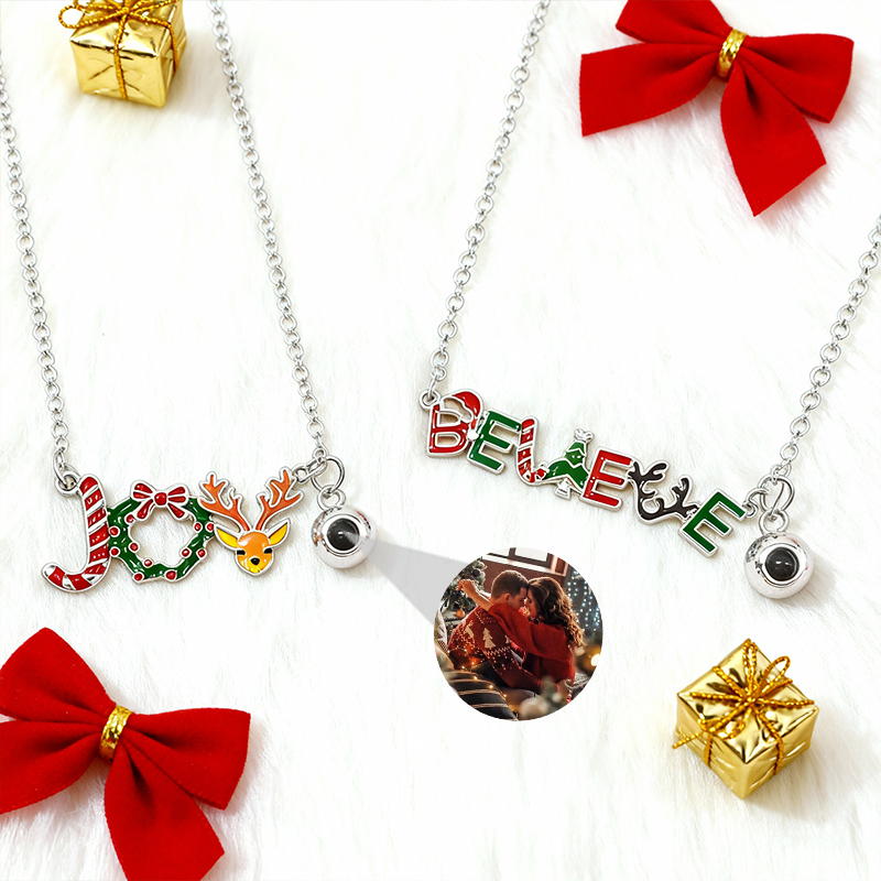 Personligt halsband med bokstavsprojektionsbild som julklapp till henne
