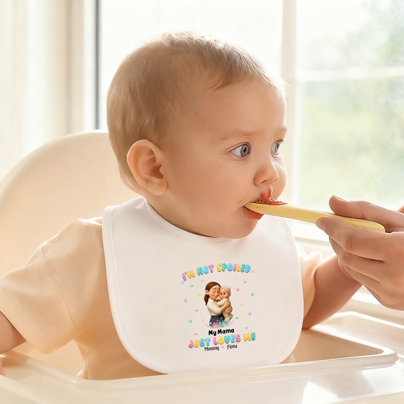 Bavoir personnalisé avec prénom et motif de cœurs colorés le meilleur cadeau pour les enfants