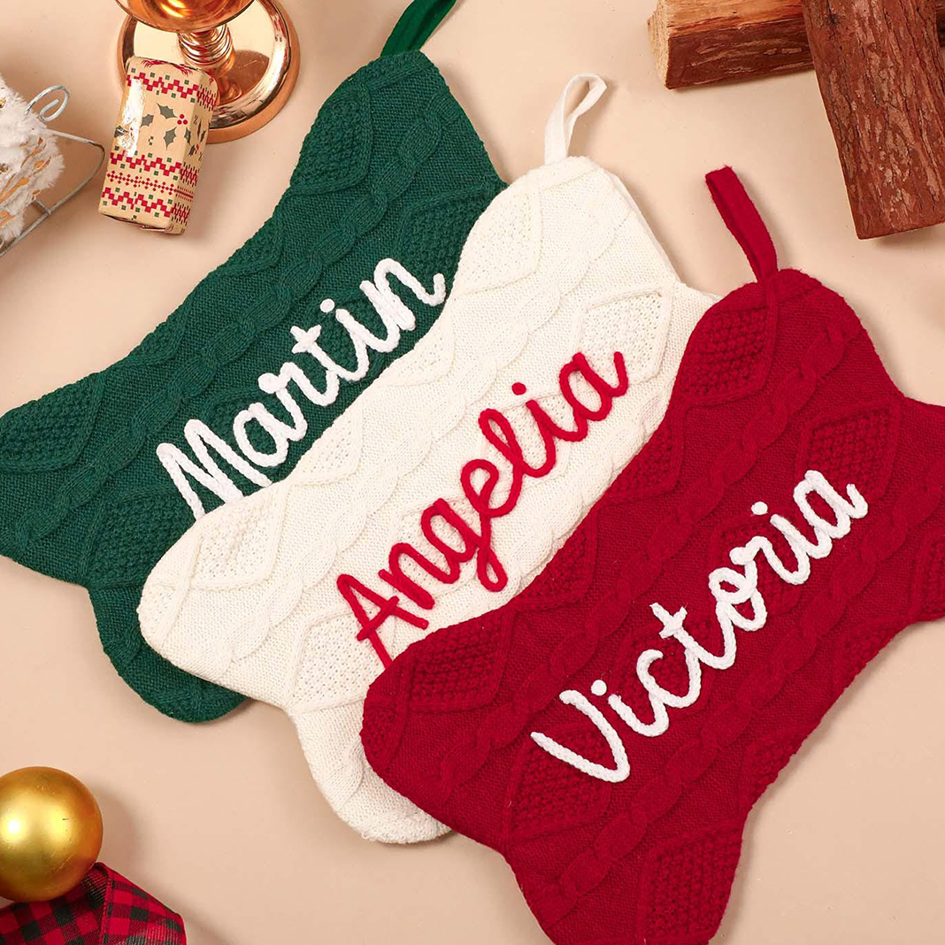 Personalisierte Weihnachtsstrümpfe mit Knochenmotiv und individuell gesticktem Namen als Geschenk für Tierliebhaber