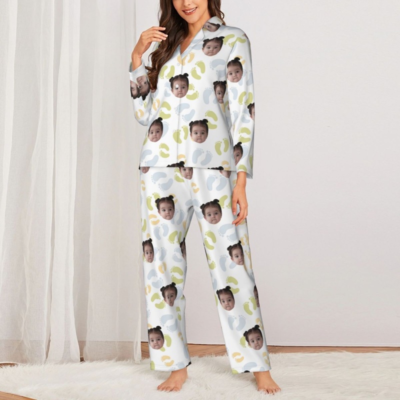 Personalisierte Pyjamas mit individuellem Kindergesicht und niedlichem Fußabdruck-Design perfektes Geschenk für Mama und Familie