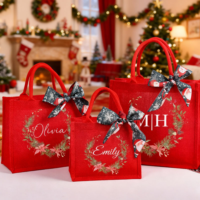 Personliga julklappspåsar med namn och vackra band stilfulla presenter till familjen