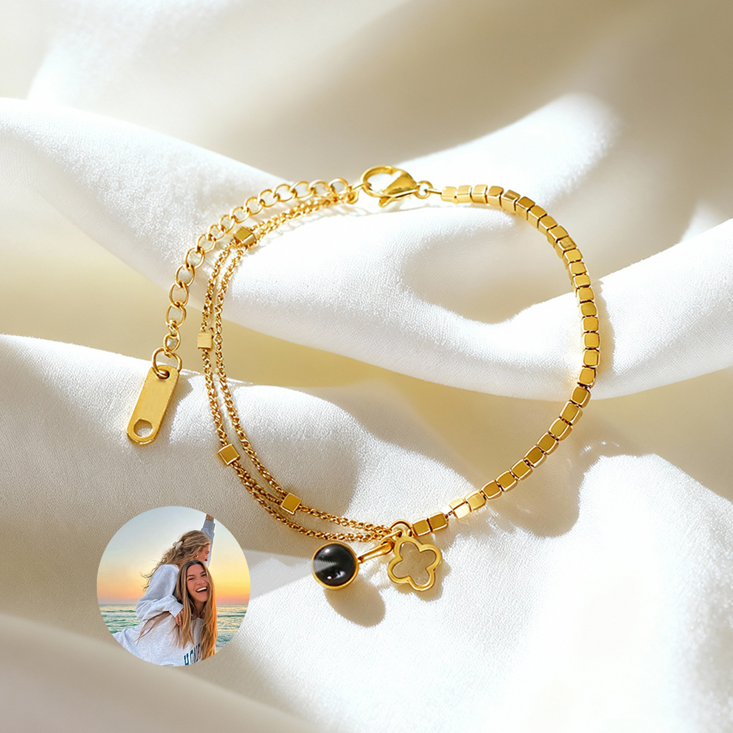 Pulsera con proyección de imagen personalizada y trébol de cuatro hojas para niñas.