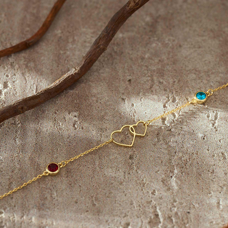 Piedras de nacimiento personalizadas con diseños en forma de corazón. Un dulce regalo para parejas.