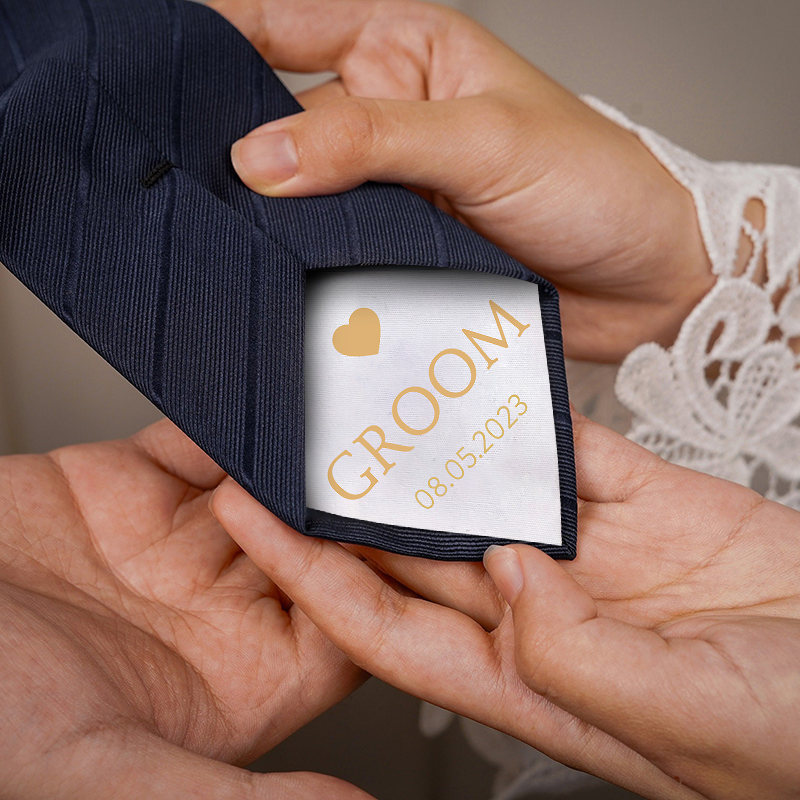 Corbata personalizada con fecha y estampado de corazón. El mejor regalo para el novio.