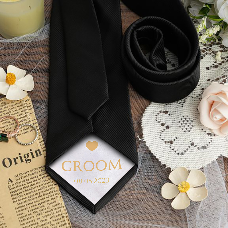 Corbata personalizada con fecha y estampado de corazón. El mejor regalo para el novio.