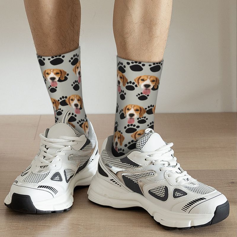 Calcetines faciales personalizables con foto de mascota y huellas de patas de perro negras