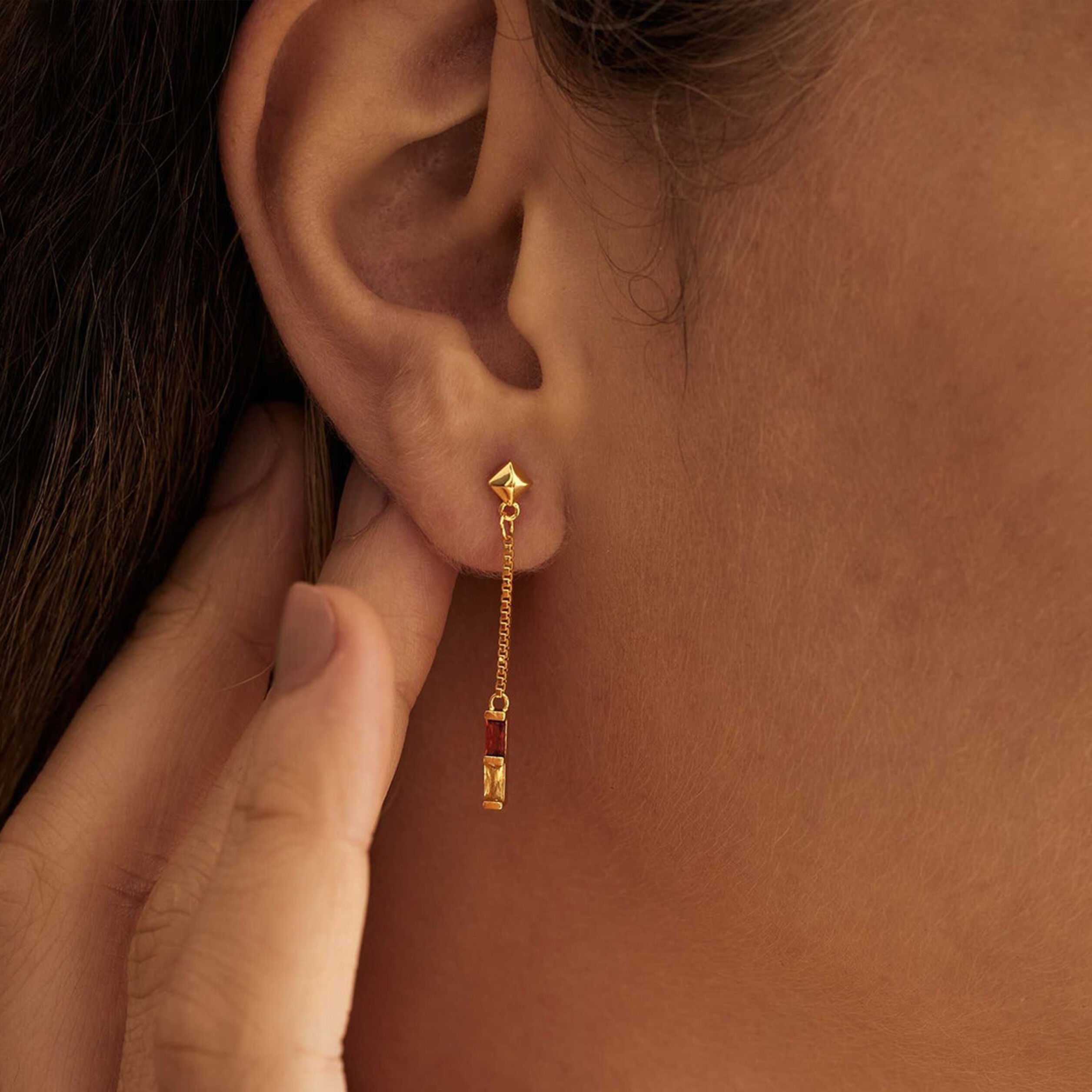 Personalizowane kolczyki z kamieniami szlachetnymi to wspaniały prezent na Dzień Matki