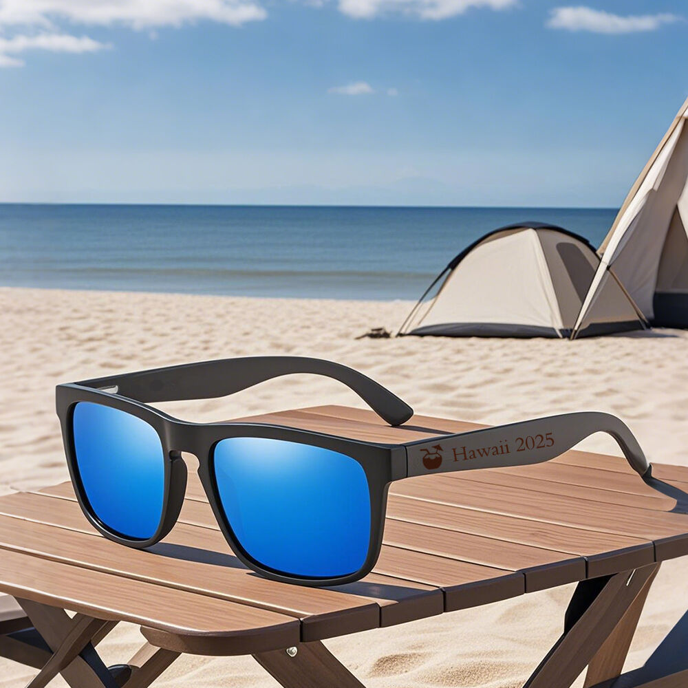 Personalisierte Sonnenbrille mit individueller Adresse und Jahreszahl als Reise-Souvenir-Geschenk für Freunde