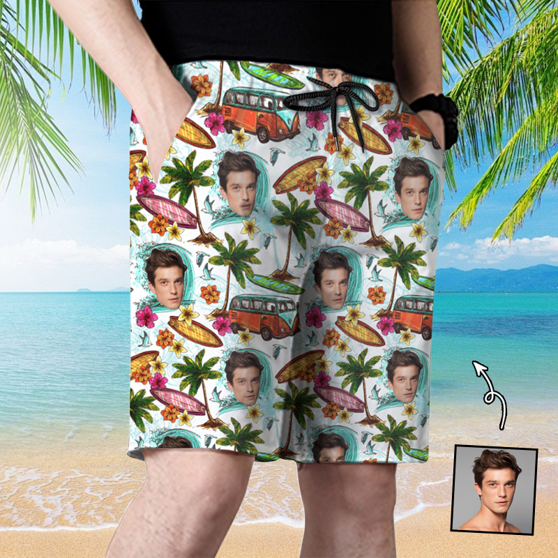 Gepersonaliseerde strandshort voor heren met tourbuspatroon het beste cadeau voor een vriend