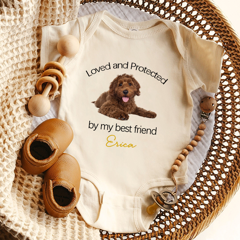 Personlig Baby Onesie Älskad och skyddad av min bästa vän Anpassat husdjursfoto Stor baby shower gåva