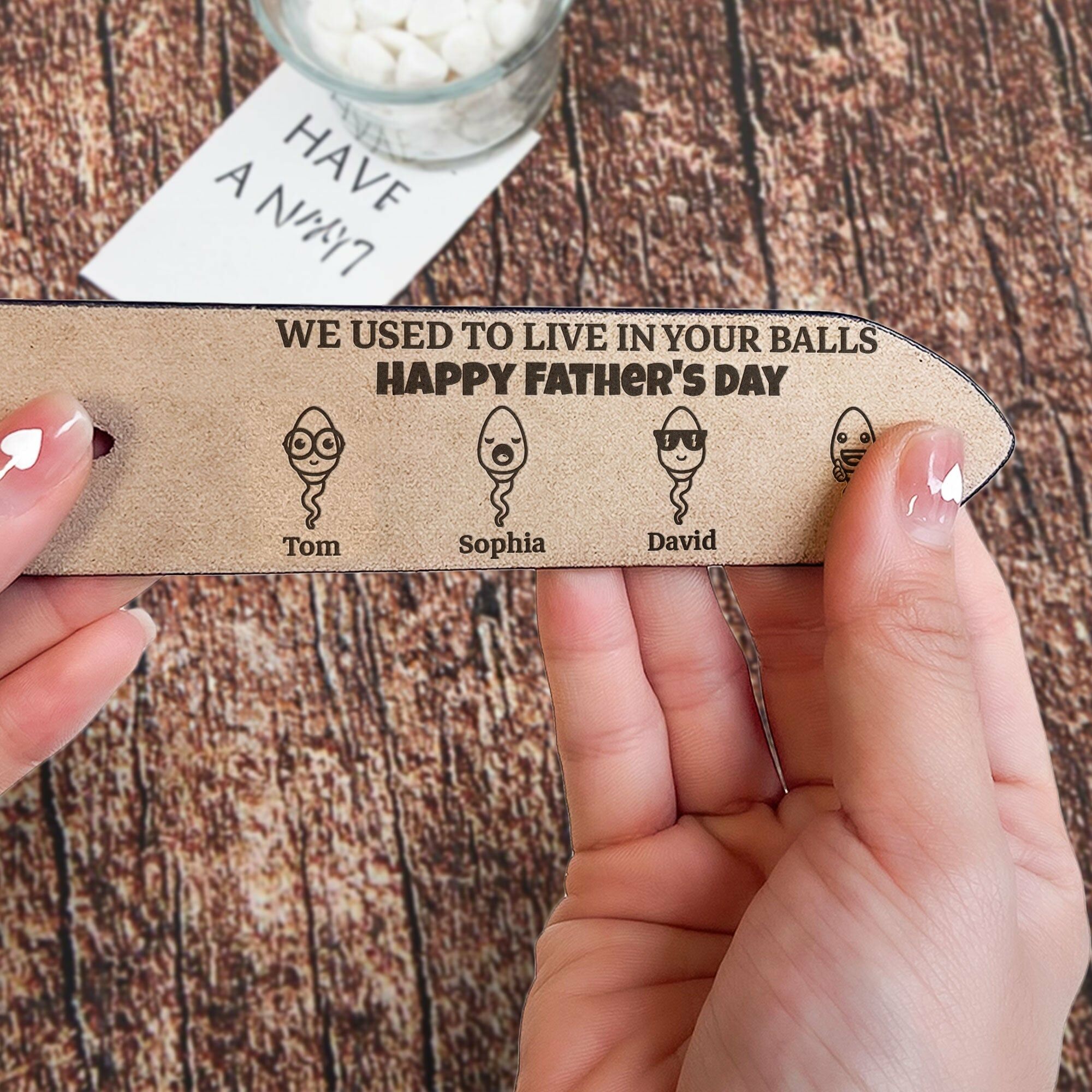 Cinturón de cuero personalizado con nombres grabados. Regalo divertido para el Día del Padre.