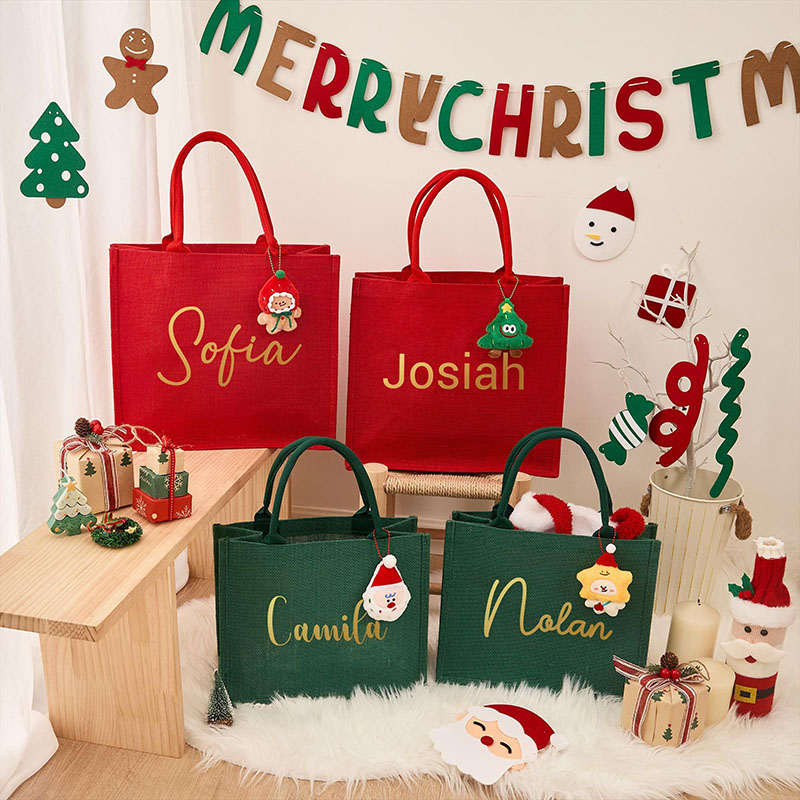 Personlig julklappspåse med namn och söta tillbehör en vacker present till flickvännen