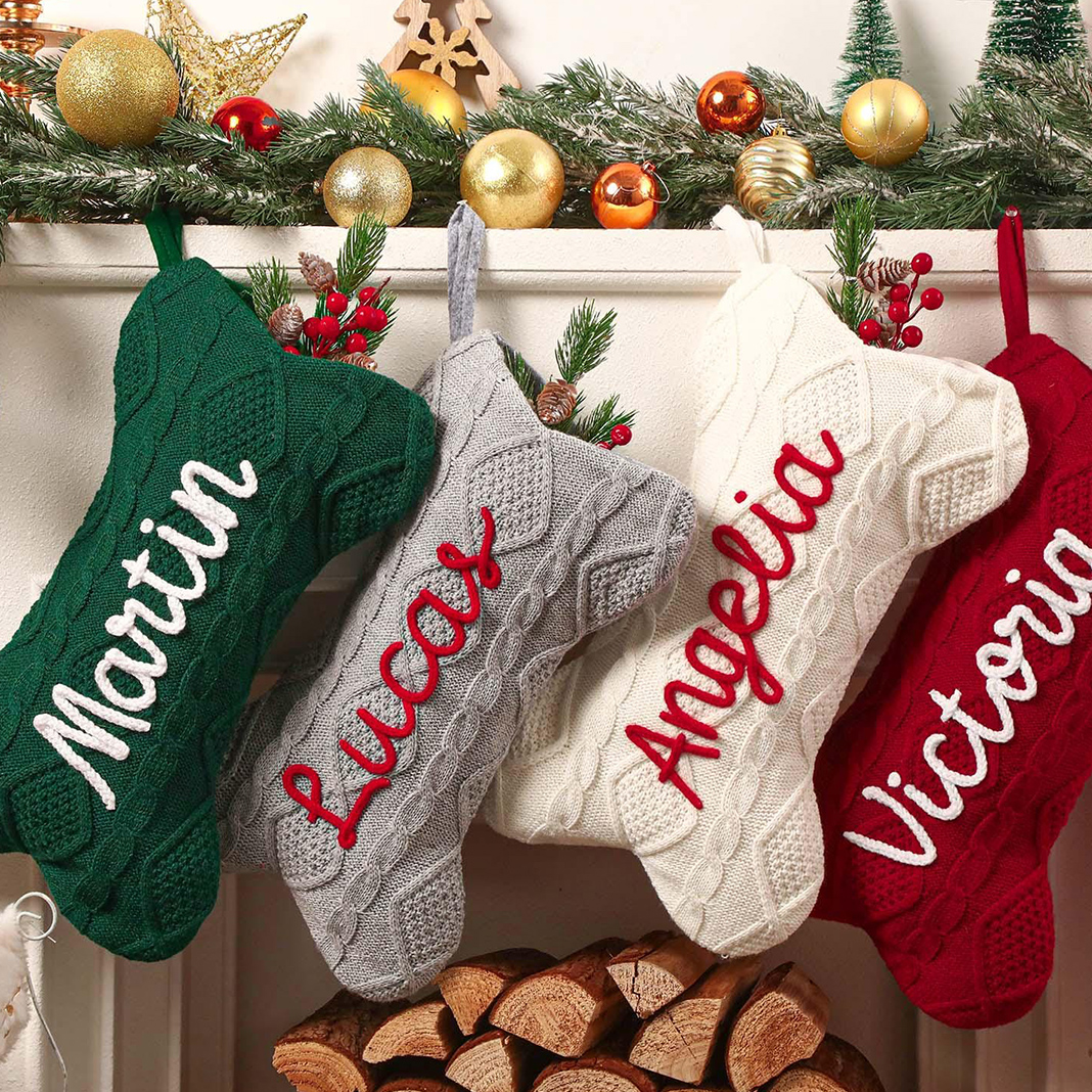 Personalisierte Weihnachtsstrümpfe mit Knochenmotiv und individuell gesticktem Namen als Geschenk für Tierliebhaber