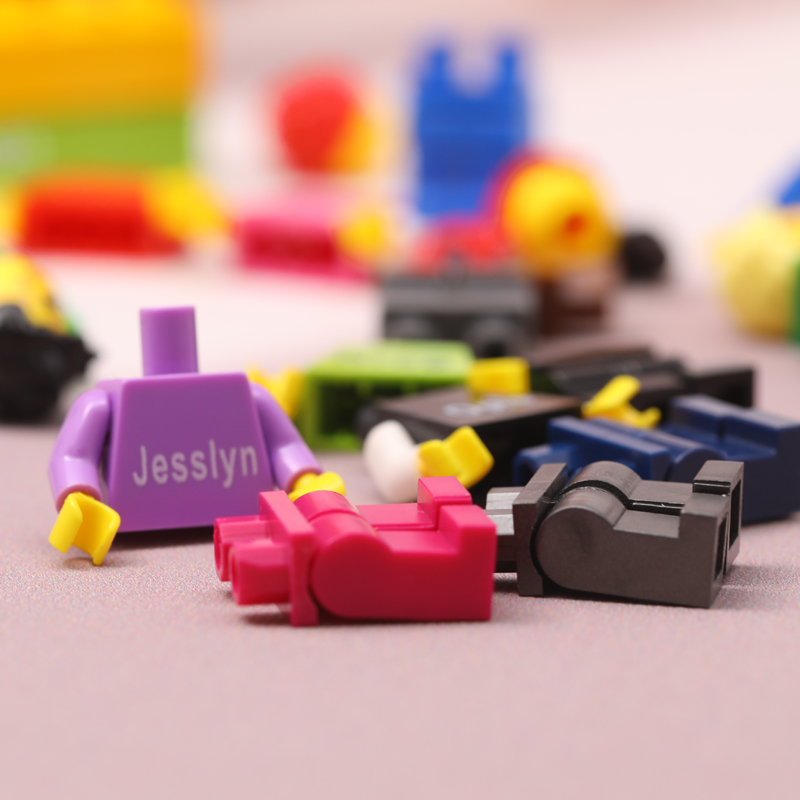 Minifigures LEGO personnalisées couple nom personnalisé avec accessoires optionnels fleur et spotify chanson cadeau personnalisé