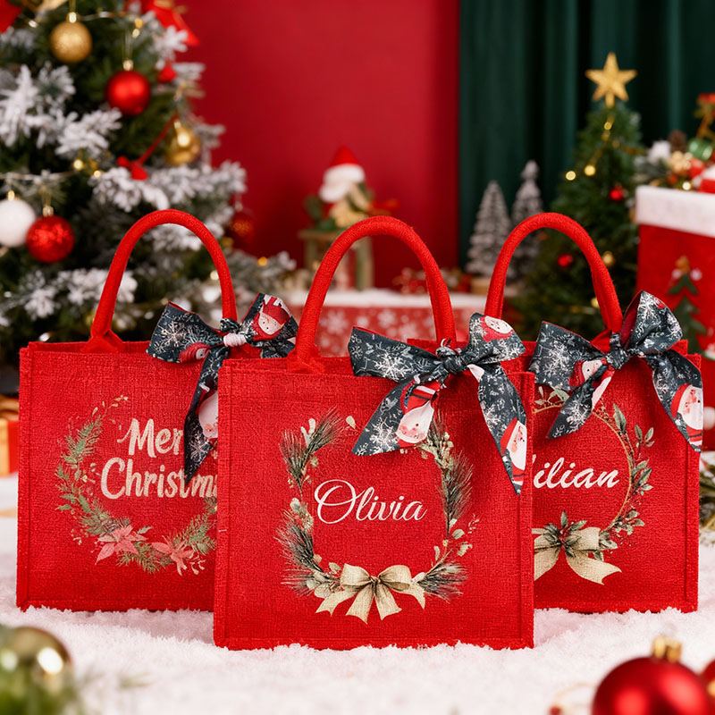 Personliga julklappspåsar med namn och vackra band stilfulla presenter till familjen