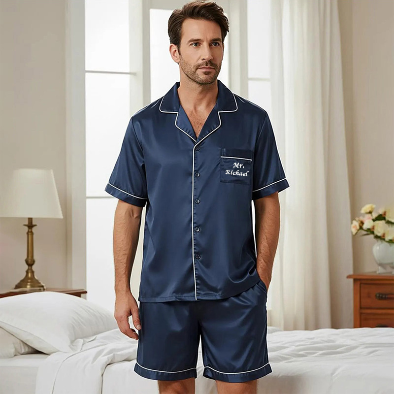 Personligt broderat pyjamas-set med eget namn Enkel present till honom