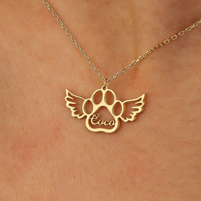 Personalisierte Krallen-Halskette mit Flügeln und Namen als Erinnerungsgeschenk