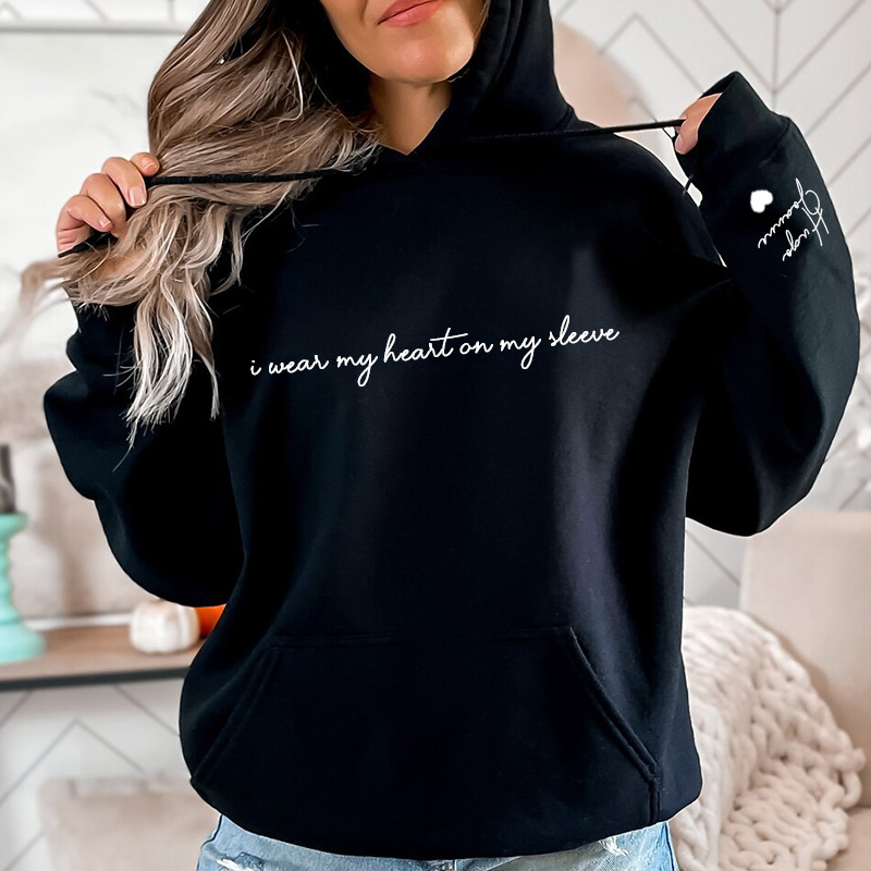 Gepersonaliseerde Hoodie "I Wear My Heart On My Sleeve" voor Moederdag