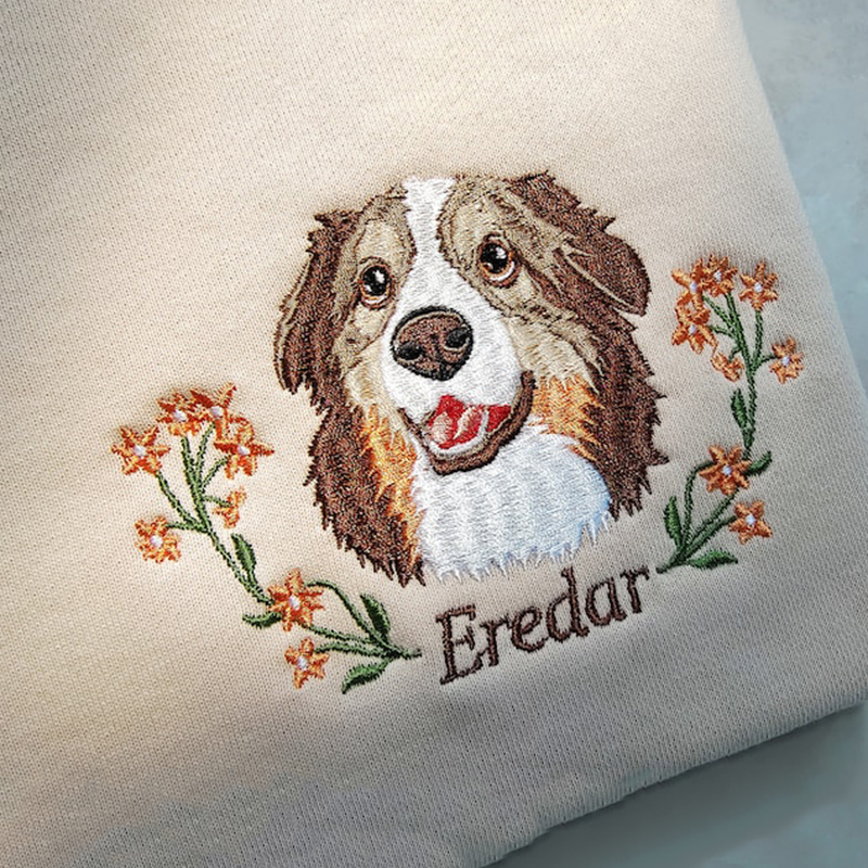 Personalisiertes Sweatshirt Individuell besticktes Farbfoto vom Kopf eines Welpen mit Blumendekor Geschenk für Tierliebhaber