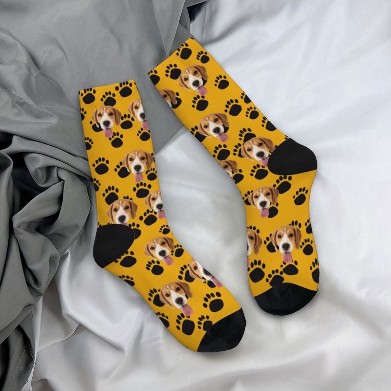 Calcetines faciales personalizables con foto de mascota y huellas de patas de perro negras