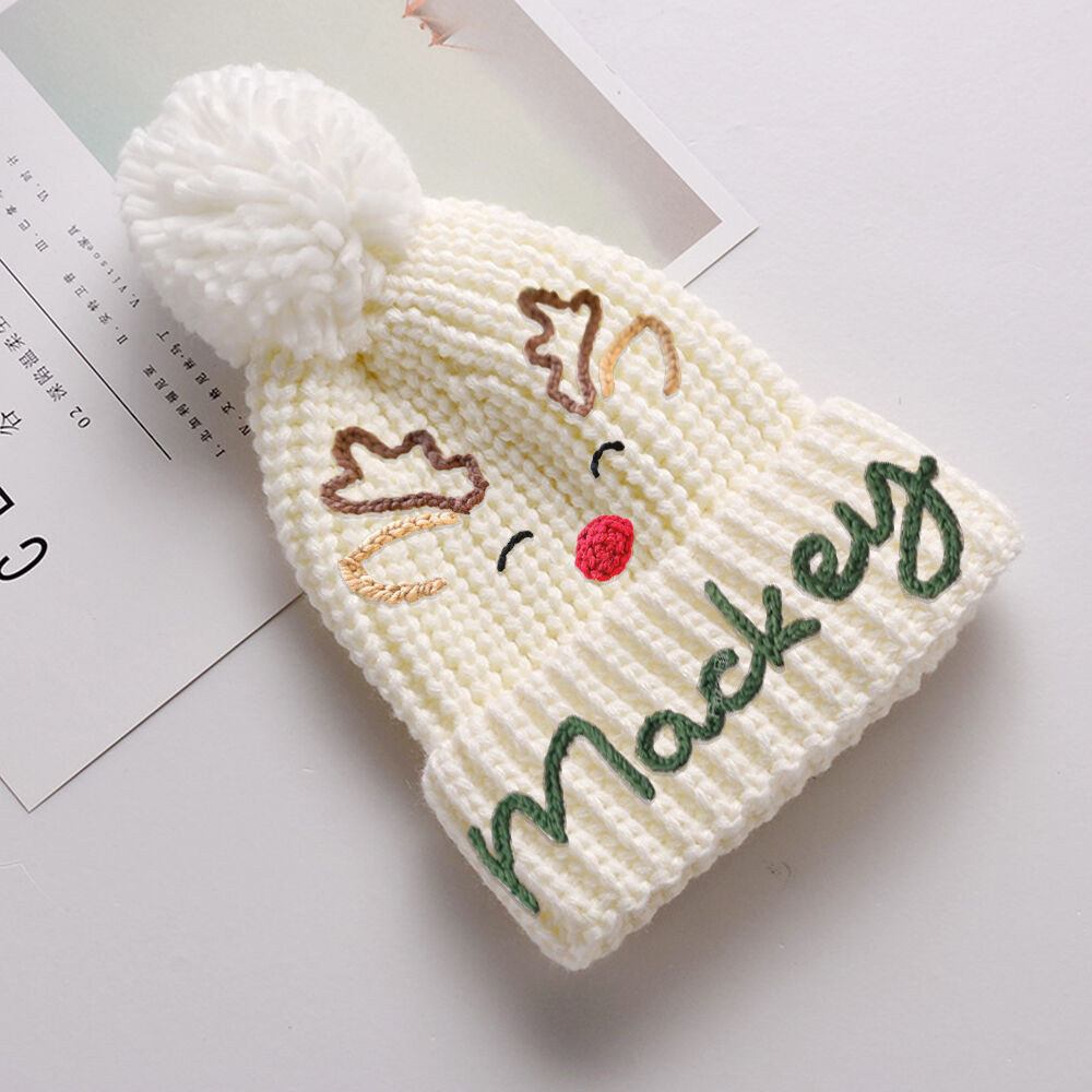 Gepersonaliseerde kindermuts met eland op maat geborduurde baby naam Beanie Gift voor Kerstmis