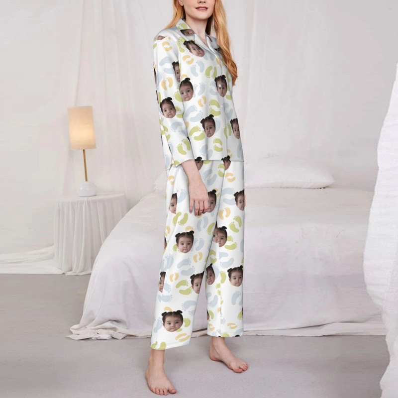 Personalisierte Pyjamas mit individuellem Kindergesicht und niedlichem Fußabdruck-Design perfektes Geschenk für Mama und Familie