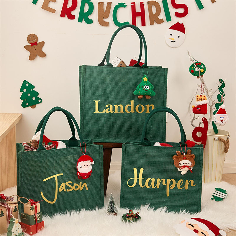 Personlig julklappspåse med namn och söta tillbehör en vacker present till flickvännen