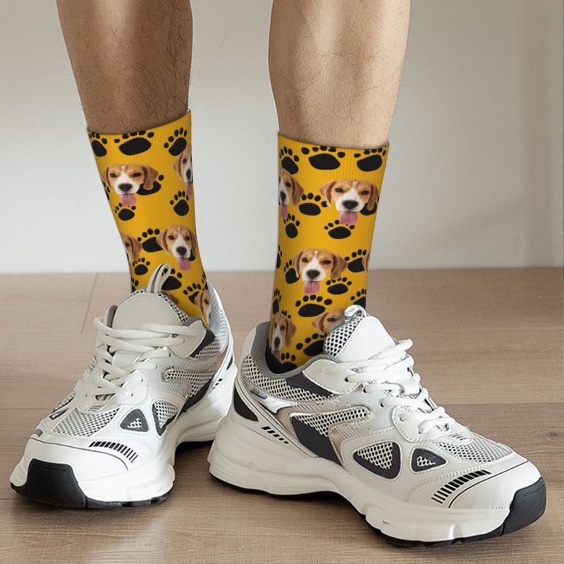 Calcetines faciales personalizables con foto de mascota y huellas de patas de perro negras