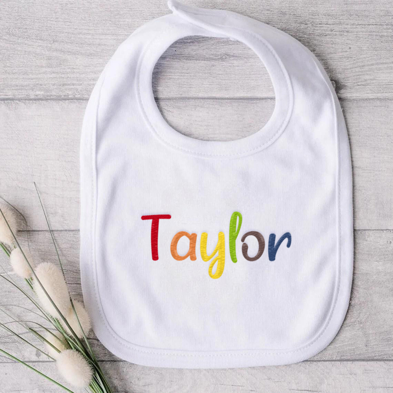 Personalisierte Babylätzchen mit zufälliger Farbe und Namensstickerei Kreatives Geschenk für Kinder
