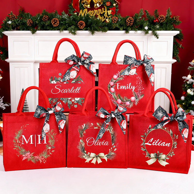 Personliga julklappspåsar med namn och vackra band stilfulla presenter till familjen