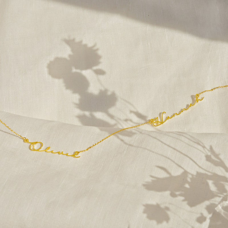 Personligt namnhalsband Unik julklapp till vänner